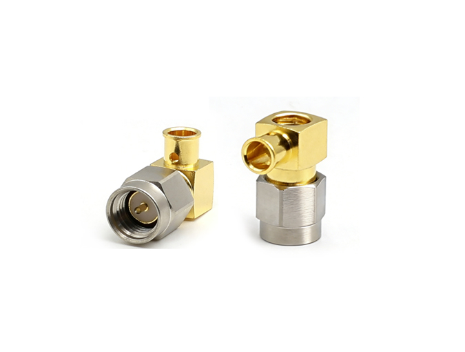 SMA 公头直角连接器，适用于 .141 电缆