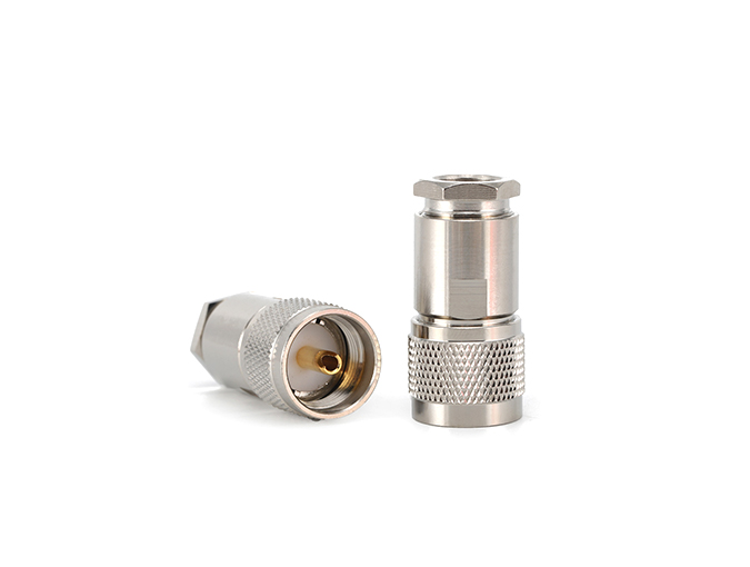 用于 LMR 400 电缆的 UHF 公头连接器