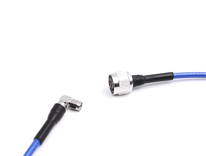 N型公头和SMA型公头直角电缆组件，带RG142电缆，长度1米