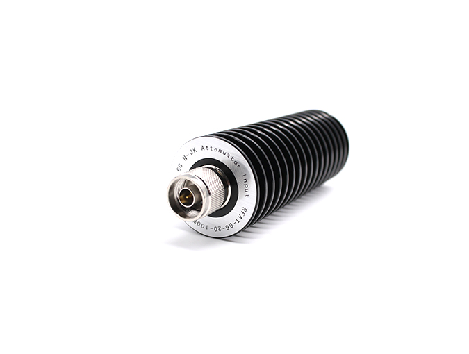 20 dB 固定衰减器，N 型公头对 N 型母头，黑色阳极氧化铝散热片外壳，额定功率 100 瓦，最高频率 6 GHz